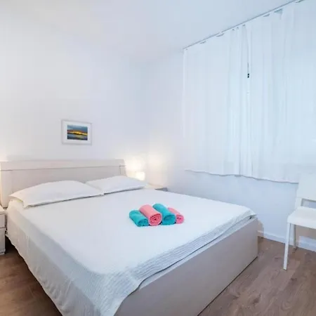 Bari - 140 M From Beach Apartment Mandre